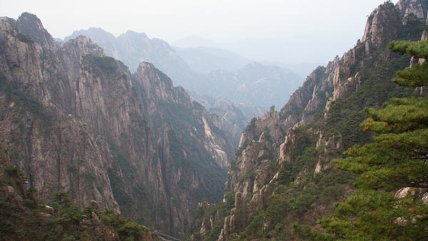 登山健身领略生命的变化效果图